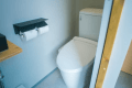 客室内には温水洗浄機能付きトイレを完備。コンパクトながら快適にご利用いただける専用設備を備えています。