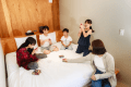 当施設のお部屋には、あえてテレビを置いておりません。ラウンジ棟にご用意した種類豊富なボードゲームやカード類は、お部屋への持ち込みが自由！テレビのない非日常空間で、ご家族やご友人とのワイワイ楽しい団欒のひとときをお過ごしください。
