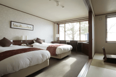 特別和洋室『薄雪草』
翠明閣に２部屋しかない和洋室の１つ。
３名様以上の場合は和室に寝具をご用意。『西川のマットレス』