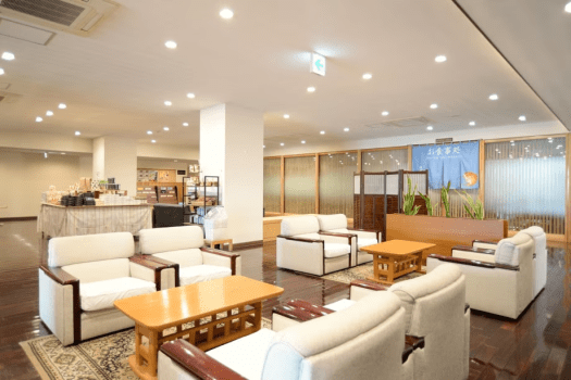 *ロビー　ソファーでおくつろぎください