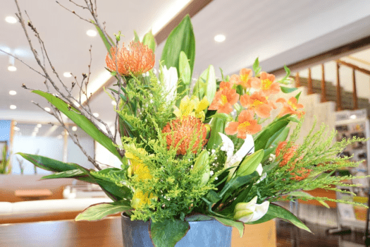 *ロビー　季節のお花でお出迎えします