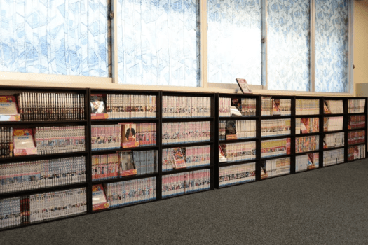 *2Fロビー　漫画も置いてます