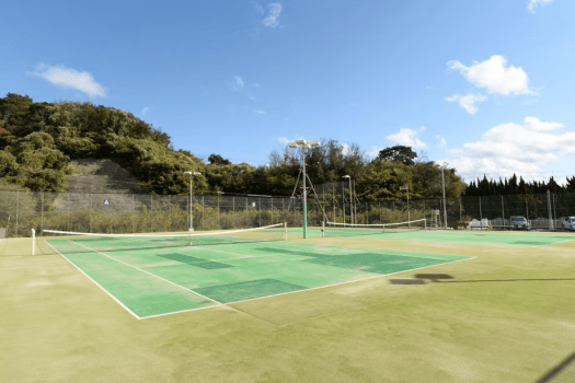 *テニスコート…2面あり、夜間照明設備も備えております