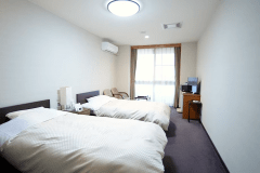 *ツイン（ユニットバス付）…落ち着きある洋室です