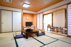 *和室10畳（広緑　バス・トイレ付）…ご夫婦やお仲間同士の旅行におすすめ