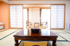 *和室10畳（広緑　バス・トイレ付）…和の趣と温もりを感じるお部屋