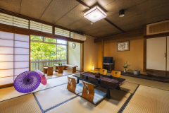 【和室10畳】伝統的な日本の美しさとゆとりある空間。広々とした空間は快適なご滞在をお約束いたします。