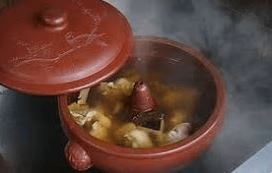 鶏肉と数種類の漢方、そして天然蒸気だけで作るスープ「汽鍋」は絶品