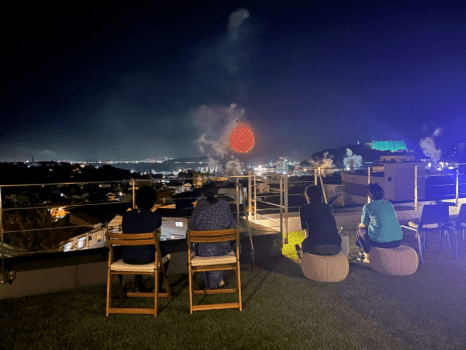 別府湾から上がる大輪の花火をルーフトップで