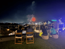 別府湾から上がる大輪の花火をルーフトップで