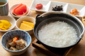 朝粥　胃に優しいお粥を和のおかずとともにお召し上がりいただくヘルシーな朝食です。