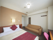 【ダブル】16㎡／室内にはゆったりくつろげるソファもございます