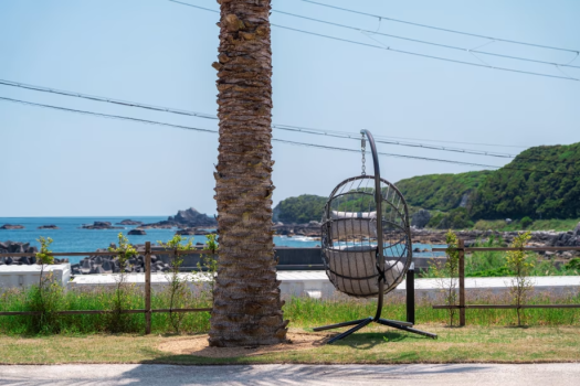 ハンギングチェアで潮風に揺られながら波の音に癒されてみませんか？