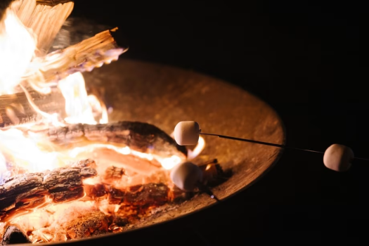 夜のお楽しみ。焚き火で焼く、とろ~りマシュマロ。 夜のお楽しみ。焚き火で焼く、とろ~りマシュマロ。