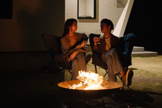 炎を眺めながら語らう、贅沢な大人時間。