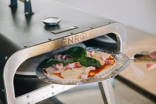 自分でトッピングしたピザを専用窯で本格焼き上げ! 自分でトッピングしたピザを専用窯で本格焼き上げ!