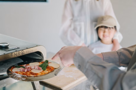 みんなで楽しむピザ作り体験。笑顔が自然とこぼれる瞬間です。