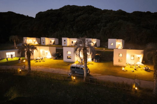 灯りが点ると始まる、静かな自然とヴィラが織りなす幻想的な夜。