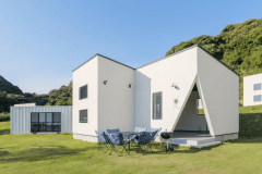 自然と調和する白いモダンヴィラが、心ほどける時間を演出。