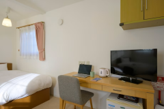 デスクもご用意。お仕事での長期のご滞在も安心。