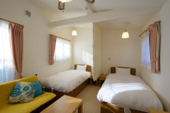 ホワイトを基調にした室内。独立型なので周りを気にせずお寛ぎ頂けます【ツインルーム】