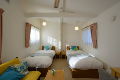 ホワイトを基調にした室内。独立型なので周りを気にせずお寛ぎ頂けます【ツインルーム】