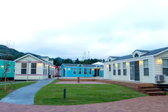 パステルカラーの独立型トレーラーハウス。まるで海外にきたかのような空間です。