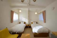 ☆ゆったりお寛ぎいただけるようソファやデスクも完備。【ツインルーム】