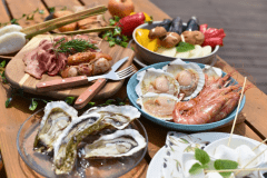 お肉に海鮮、ご当地食材にスモアキット、充実の食材で贅沢にBBQ！