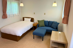 【シングルルーム】両側の窓からたっぷりと光が入る明るい空間です。