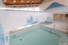 女川温泉ゆぽっぽ。日本画家・千住博さんによる壁面アートも見どころの、女川の温泉施設です。