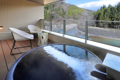 客室には陶器露天風呂がございます。