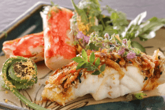 原釜産天然真鯛とタラバ蟹　桜海老衣焼き　春野菜添え一例です。
