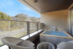 御影石露天風呂付客室です。