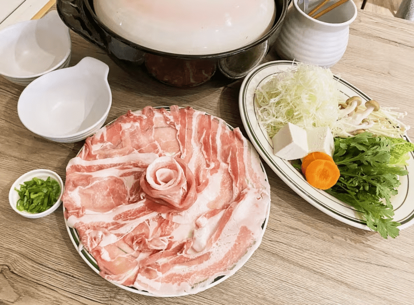 夕食しゃぶしゃぶを愛犬と一緒にカフェで食べる特別なトレーラーハウスプラン