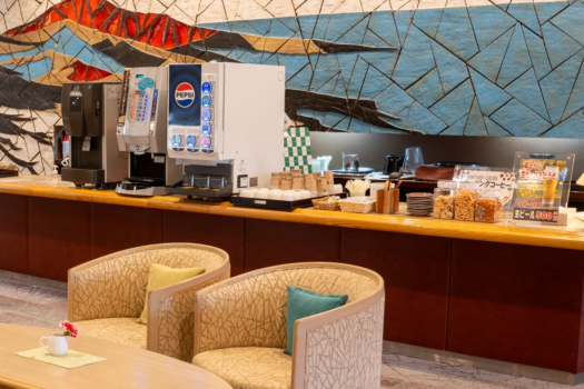 無料のドリンクサービス（7:00～10:00＆14:00～18:00）1階の喫茶コーナーにてセルフサービス～珈琲、カフェオレ、紅茶、ミルクティー、ココア、ソフトドリンク等～～食事前、出発前にゆったりしたひと時をお過ごしくださいませ♪～