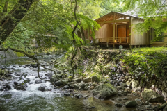 Enjoy a stunning open-air bath with a breathtaking view along the mountain stream. Enjoy a stunning open-air bath with a breathtaking view along the mountain stream.