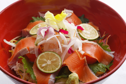 ■ 【島グルメランチ】3月～5月の期間限定で味わえる淡路島サクラマスのサラダ丼