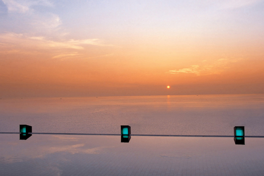 【天宮の雫】 空・海・湯が一体になったかのような展望露天風呂。
