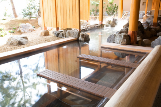 【くにうみの湯】 まくら湯（寝湯）もあり。横になって空を眺めていると思わずウトウトしてしまうかも？