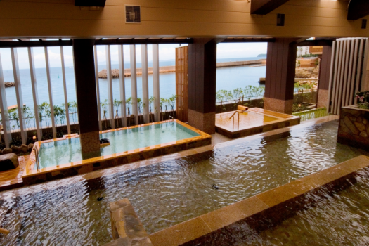 【淡路棚田の湯】 淡路島の原風景「棚田」をモチーフにした三段湯船が特徴。洲本温泉・古茂江温泉を同時に