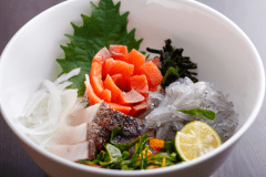 ■ 【島グルメランチ】5月限定　炙りサワラ・淡路島サクラマス・生シラスの海鮮三色丼