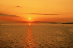 【紀淡海峡に昇る朝陽】 海の向かい紀伊山地から昇る朝陽は必見。