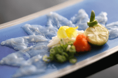 【淡路島3年とらふぐのてっさ】噛みしめるほどに底知れない旨味と甘味が口の中一杯に広がる。 【淡路島3年とらふぐのてっさ】噛みしめるほどに底知れない旨味と甘味が口の中一杯に広がる。