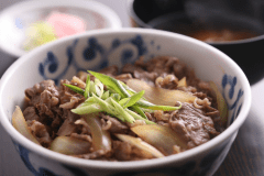 【島グルメランチ】淡路牛・淡路玉ねぎ・淡路米の３つの食材が競宴する、三拍子そろった淡路島牛丼。