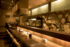 【かまどダイニング バル淡道】ジャズが流れるオープンキッチンのダイニング。夜食やお酒も。