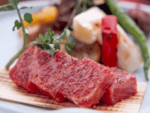 400度の石の上で炙り焼き「霜降り和牛の石焼きステーキ」