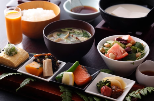 出来立て熱々のお味噌汁と炊き立ての白飯にこだわりの季節の食材を使った旅館の朝ごはんをご用意致しております。
