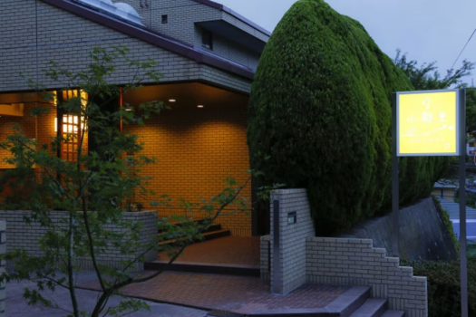 夕暮れ時の正面玄関