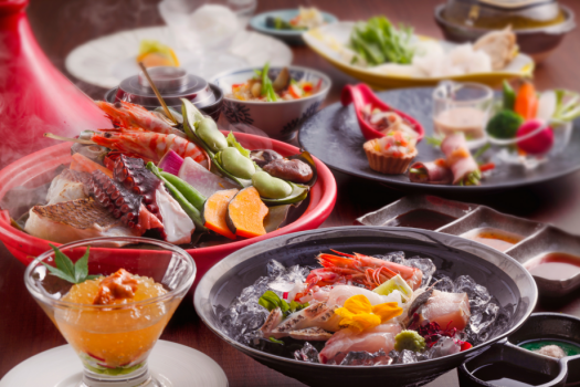 地元福良港で揚がる魚介のお造りや海鮮鍋など、淡路島の季節の食材を使った懐石コース（イメージ）